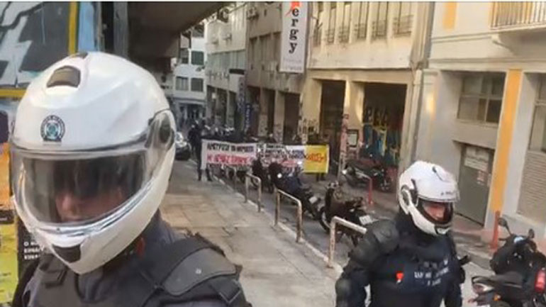 Προσαγωγές στην οδό Γραβιάς διαδηλωτών που ανήκουν στο ΚΚΕ(μ – λ) Προσαγωγές στην οδό Γραβιάς διαδηλωτών που ανήκουν στο ΚΚΕ(μ – λ)