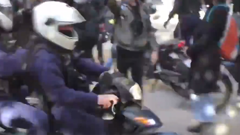 Αστυνομικοί της ΔΡΑΣΗ πέφτουν πάνω σε δημοσιογράφους και φωτογράφους στα Εξάρχεια