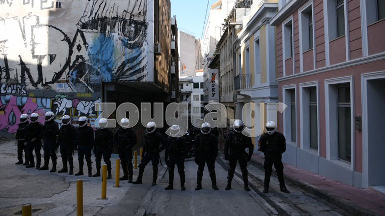 Έφοδος της ΕΛ.ΑΣ. στην πλατεία Εξαρχείων – Αποκλεισμένο το μνημείο του Αλ. Γρηγορόπουλου