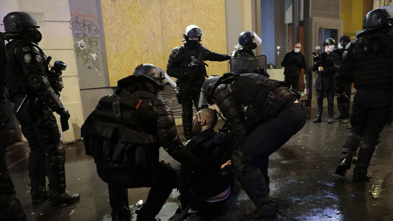 Περισσότεροι από 60 αστυνομικοί τραυματίστηκαν στις διαδηλώσεις στη Γαλλία