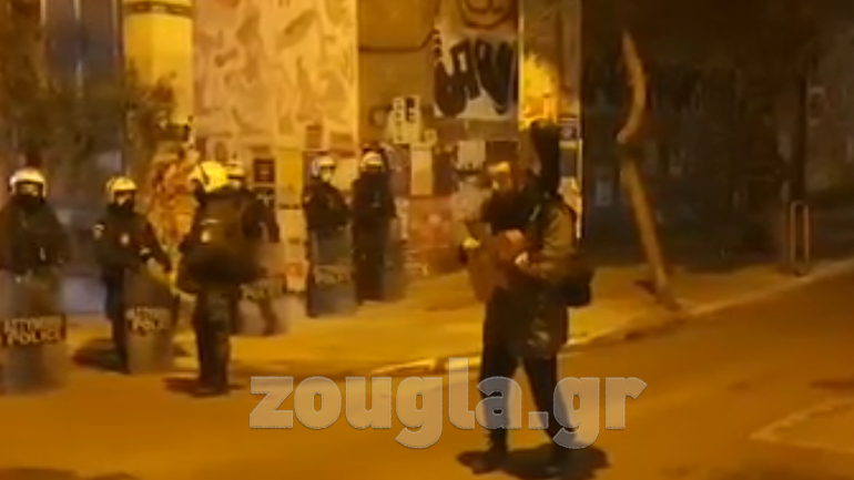 «Παρέμβαση» στα Εξάρχεια από μουσικό με την κιθάρα του μπροστά σε διμοιρία αστυνομικών