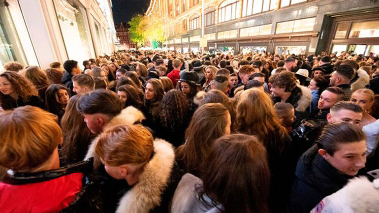 Εικόνες χάους έξω από τα Harrods στο Λονδίνο – Πλήθος κόσμου χωρίς μάσκα και αποστάσεις