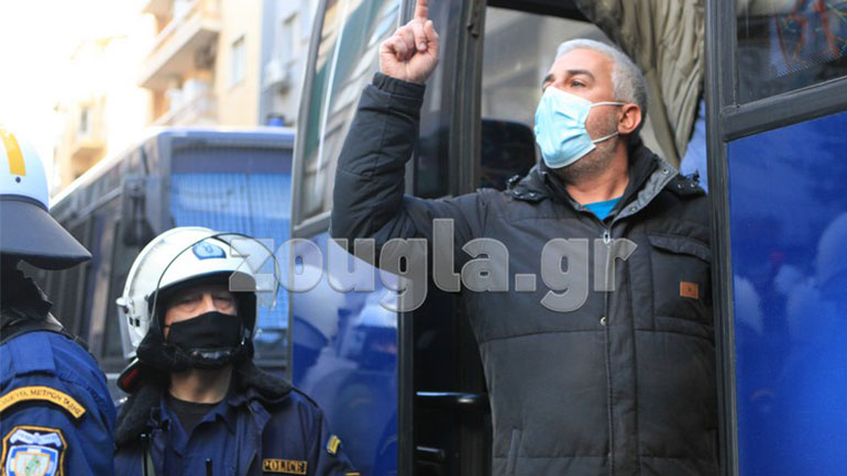 Προσαγωγές μελών του Σ.Ε.Κ. στην οδό Ναυαρίνου