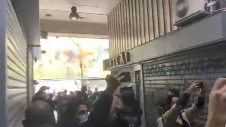 Διαδηλωτές  κατέφυγαν σε κτήριο της στοάς Φέξη για να γλυτώσουν τις προσαγωγές