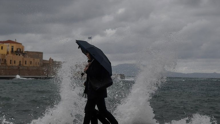 Σφοδρή κακοκαιρία έπληξε τον Βόλο