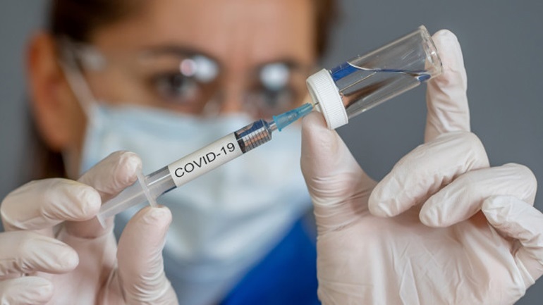 Βρετανία: Αρχίζει την Τρίτη ο μαζικός εμβολιασμός κατά της COVID-19