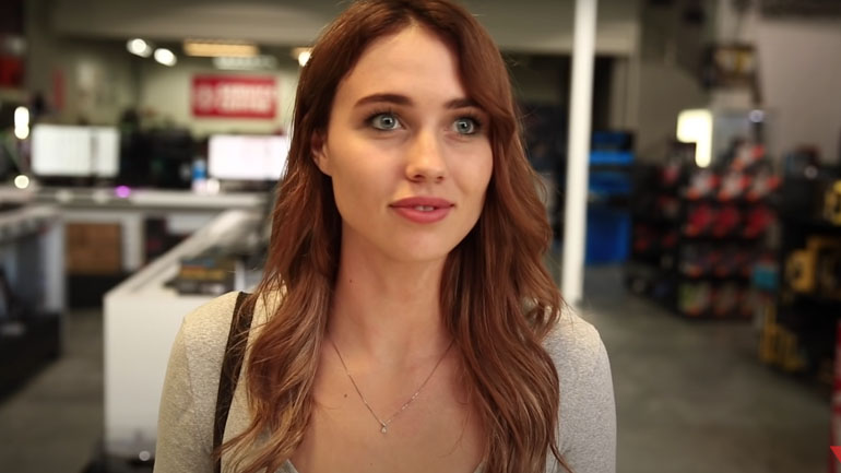 Πώς θα μιλήσουμε σε αυτή τη γοητευτική γυναίκα;