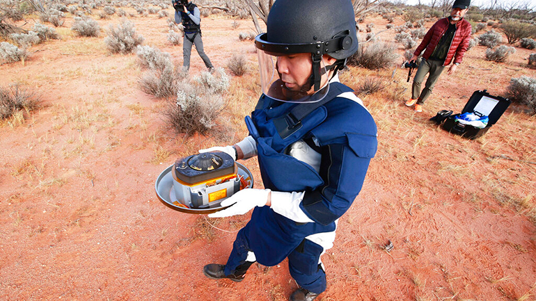 Ψάχνοντας τη δημιουργία του ηλιακού μας συστήματος: Διαστημική κάψουλα επέστρεψε στη Γη με δείγμα αστεροειδούς