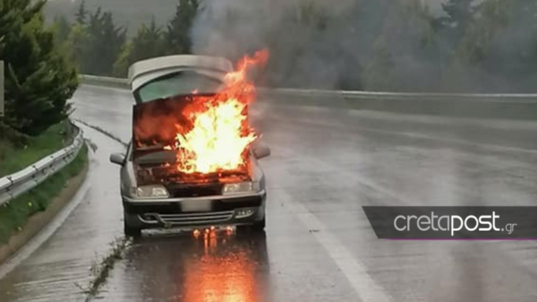 Ηράκλειο: Αυτοκίνητο τυλίχθηκε στις φλόγες στη μέση του δρόμου