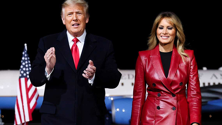 Melania Trump: Έκλεψε την παράσταση με κόκκινο δερμάτινο παλτό στη Georgia
