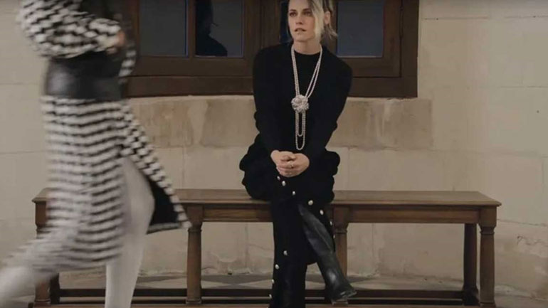 Kristen Stewart: H μοναδική που παρακολούθησε από κοντά την επίδειξη της Chanel