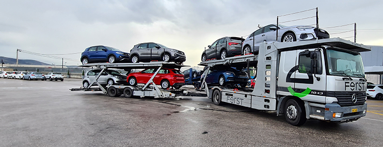 Τον Νοέμβριο οι νταλίκες που μεταφέρουν αυτοκίνητα είχαν πολύ δουλειά...