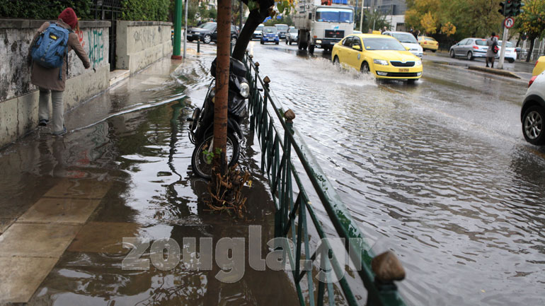Προβλήματα στους δρόμους της Αθήνας από την κακοκαιρία