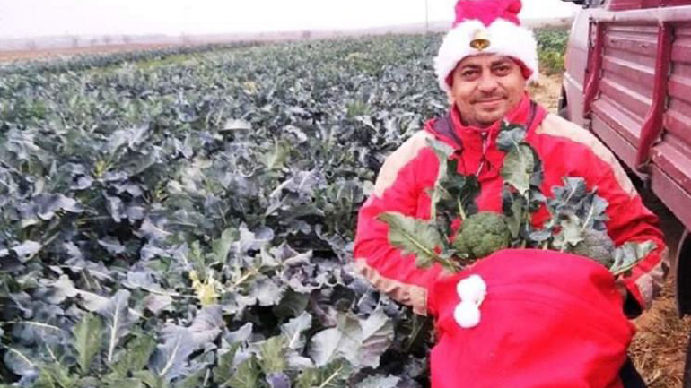 Αγρότης στο Κιλκίς κάνει παράδοση λαχανικών ντυμένος… Αϊ-Βασίλης