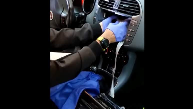 Κρυψώνα… εκατομμυρίων πίσω από ράδιο αυτοκινήτου