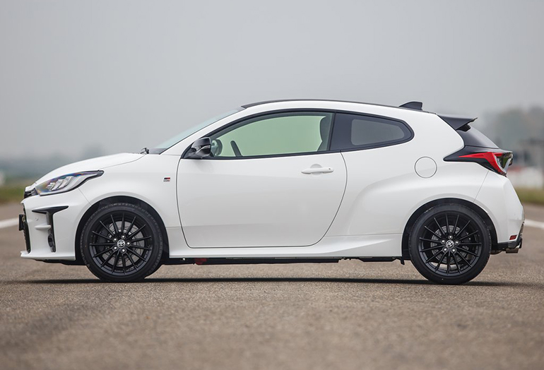 Τo GR Yaris είναι διαθέσιμο σε έκδοση με δύο πόρτες...