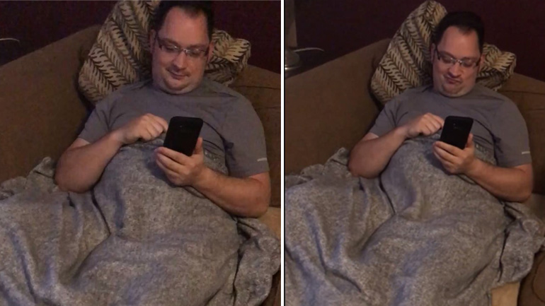 Ένας ευτυχισμένος άνδρας στον καναπέ 