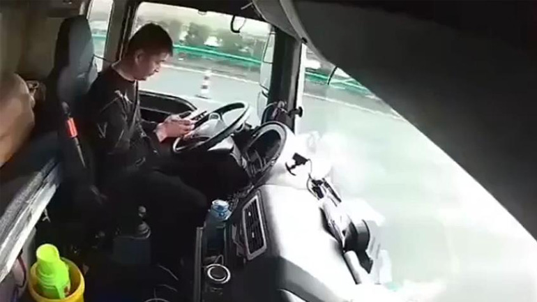 Οδηγός φορτηγού χαζεύει στο κινητό και τρακάρει