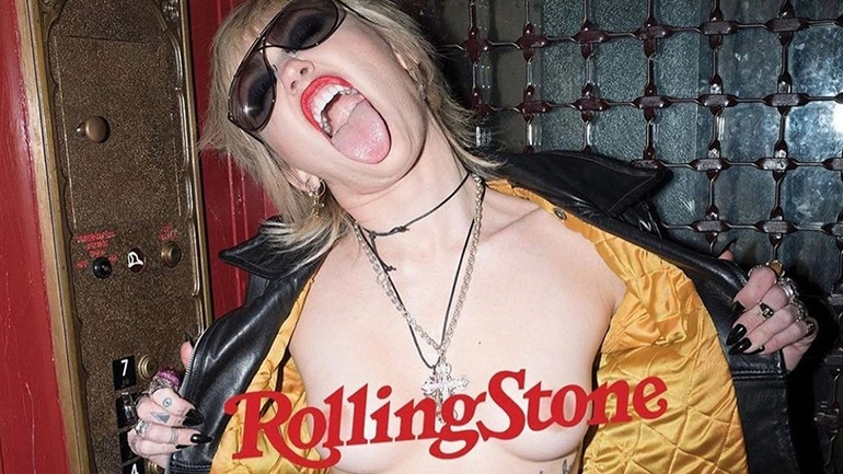 Η Miley Cyrus ποζάρει topless στο περιοδικό Rolling Stone