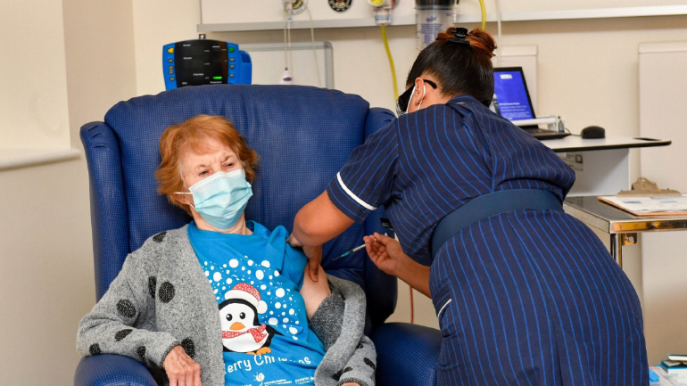 Η πρώτη γυναίκα στον πλανήτη που εμβολιάστηκε