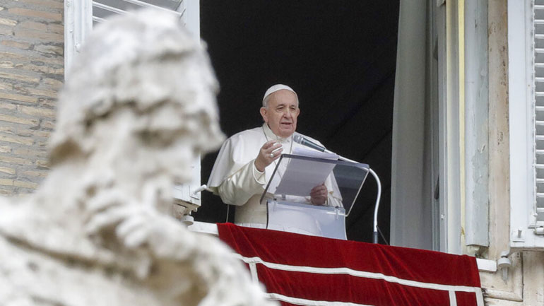 Ο Πάπας Φραγκίσκος πήγε νωρίς το πρωί στην Πιάτσα Ντι Σπάνια για τη γιορτή της Αμώμου Σύλληψης της Παρθένου