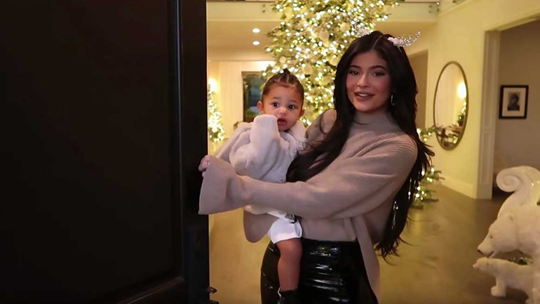 Η Kylie Jenner στόλισε το πιο εντυπωσιακό χριστουγεννιάτικο δέντρο!