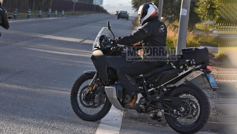 Κοφτές γραμμές, ψηλό τιμόνι και κορυφαίες αναρτήσεις διακρίνονται με γυμνό μάτι...