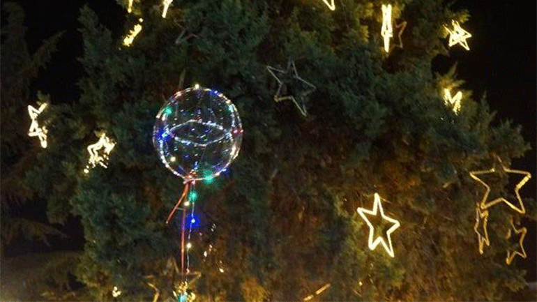 Καστοριά: Η φωταγώγηση του δέντρου σε διαδικτυακή μετάδοση
