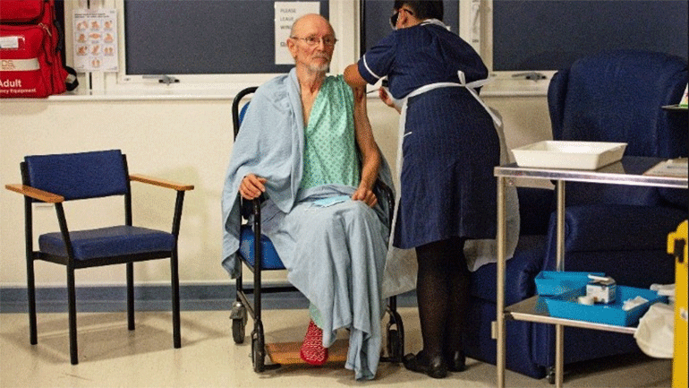 Στην Αγγλία εμβολιάστηκε κατά του Covid-19 ο Ουίλιαμ Σαίξπηρ