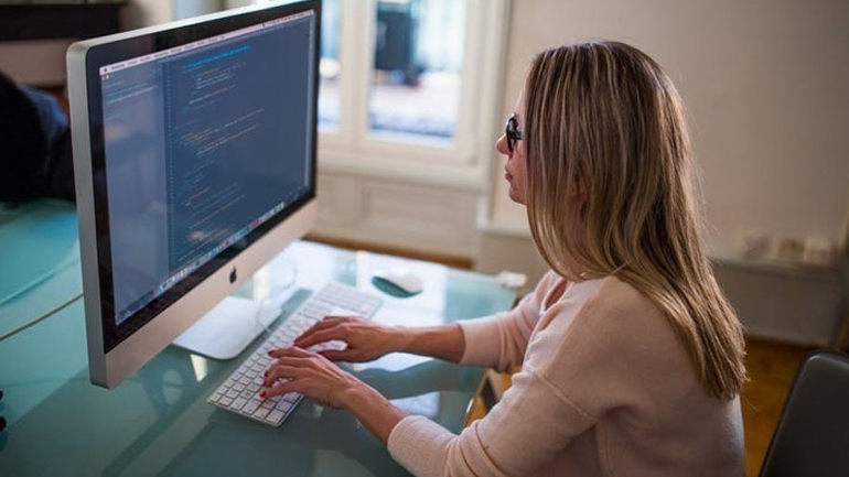 Μία στις τέσσερις γυναίκες στην Ελλάδα δεν χρησιμοποίησε καθόλου το Διαδίκτυο πέρυσι