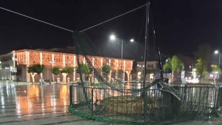 Έπεσε το χριστουγεννιάτικο δέντρο στο Αργοστόλι