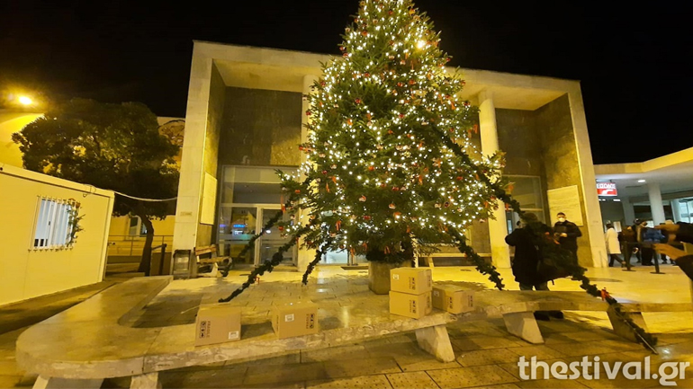 Φωταγωγήθηκε το χριστουγεννιάτικο δέντρο στο ΑΧΕΠΑ