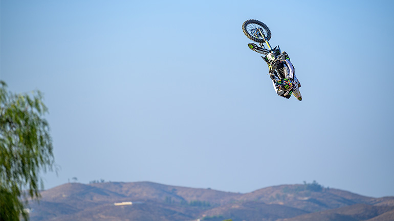 Πώς κάνουν 360 οι αναβάτες με μια μηχανή