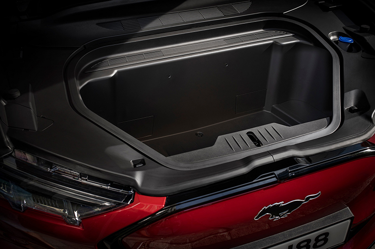 Ένας μικρός χώρος αποσκευών στο εμπρός μέρος με σύστημα αποστράγγισης νερού