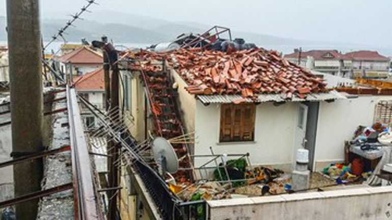 Εκτεταμένες ζημιές από ανεμοστρόβιλο στον Αστακό