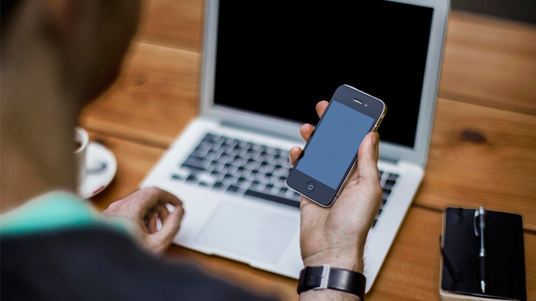 Έρευνα: 7 στους 10 Έλληνες έχουν μεγάλο πρόβλημα αν χάσουν πρόσβαση στο ίντερνετ για μία ημέρα