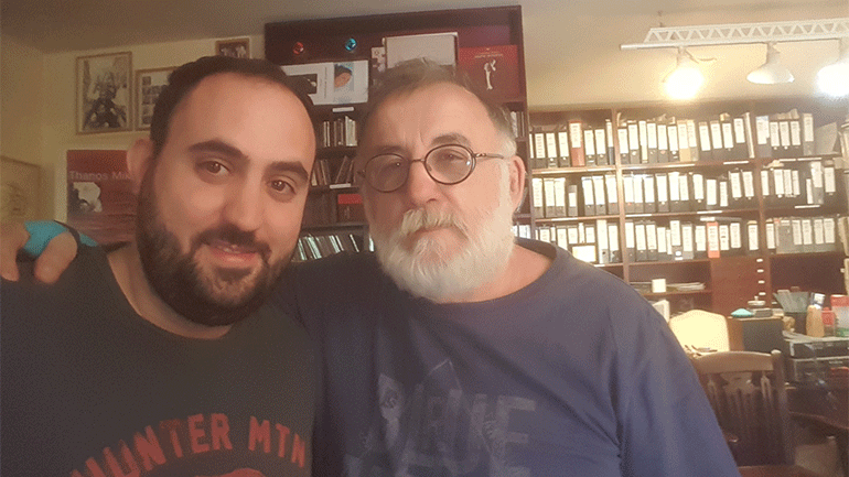 «8: In memoriam»: Ένας χρόνος χωρίς τον Θάνο Μικρούτσικο – Ένα έργο στη μνήμη του από τον Γρηγόρη Πολύζο