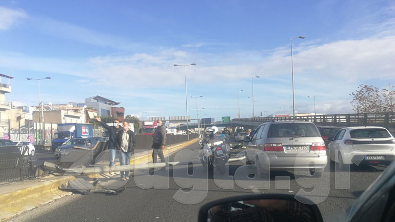 Τροχαίο στην Εθνική: Ντεραπάρισε αυτοκίνητο και χτύπησε σε κολόνα Τροχαίο στην Εθνική: Ντεραπάρισε αυτοκίνητο και χτύπησε σε κολόνα