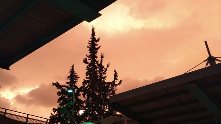 Φωτογραφίες: Viral έγινε ο κόκκινος ουρανός της Αθήνας