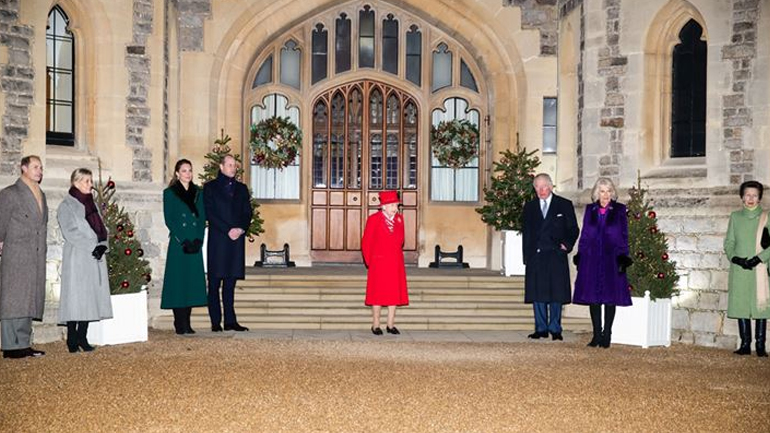 Η βρετανική βασιλική οικογένεια φωτογραφήθηκε για πρώτη φορά μέσα στο 2020 τηρώντας τις αποστάσεις