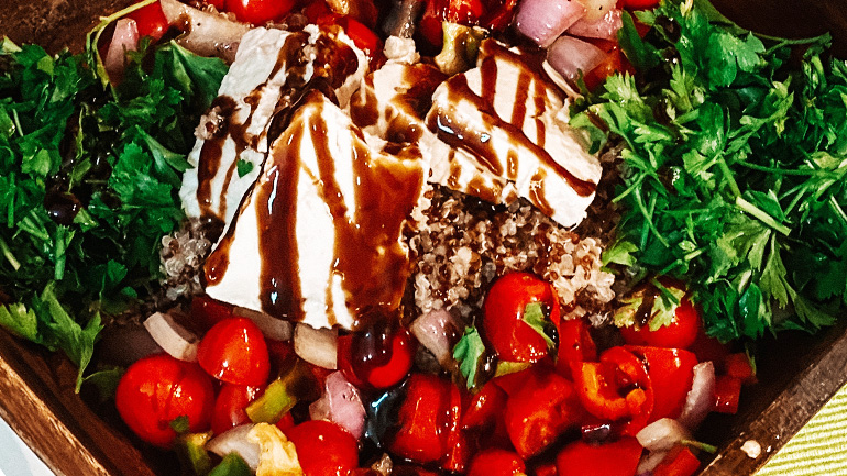 Εύκολη και θρεπτική σαλάτα με κινόα