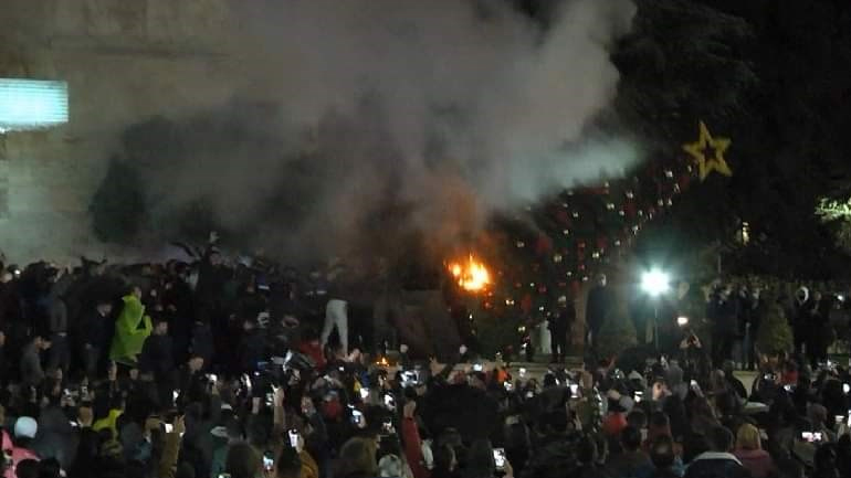 Διαδηλώσεις στην Αλβανία μετά τη δολοφονία 25χρονου – Παραιτήθηκε ο υπουργός Εσωτερικών