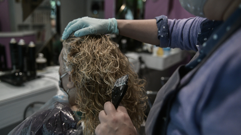 Πρόεδρος Κομμωτών Θεσσαλονίκης: Υγειονομική «βόμβα» το κούρεμα κατ’ οίκον