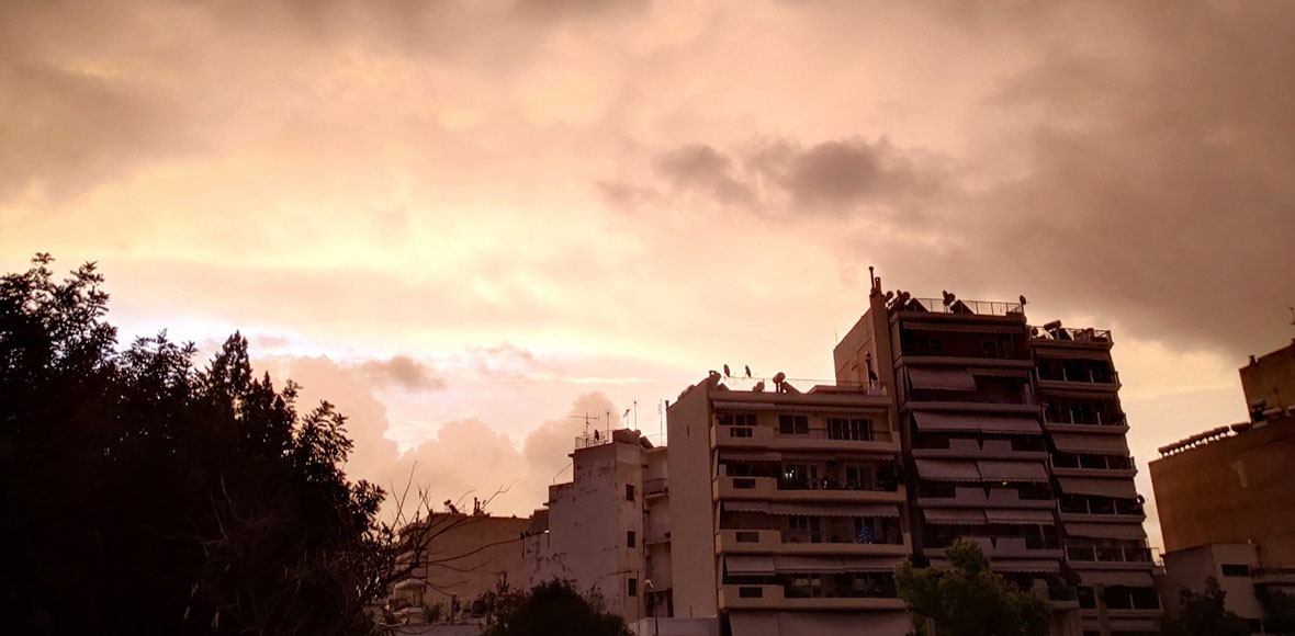 Ο κόκκινος ουρανός της Αθήνας