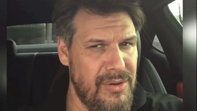 Ο Πάνος Κιάμος εξέπληξε τους διαδικτυακούς του φίλους ερμηνεύοντας ξένο τραγούδι!