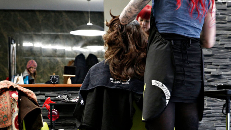 Κομμωτές Χανίων κατά… Αθηνάς Λινού: «Να ανακαλέσει άμεσα»