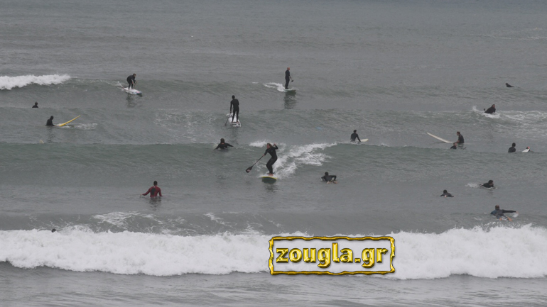 Δεκάδες surfers απολαμβάνουν τα κύματα στην παραλία της Βουλιαγμένης!