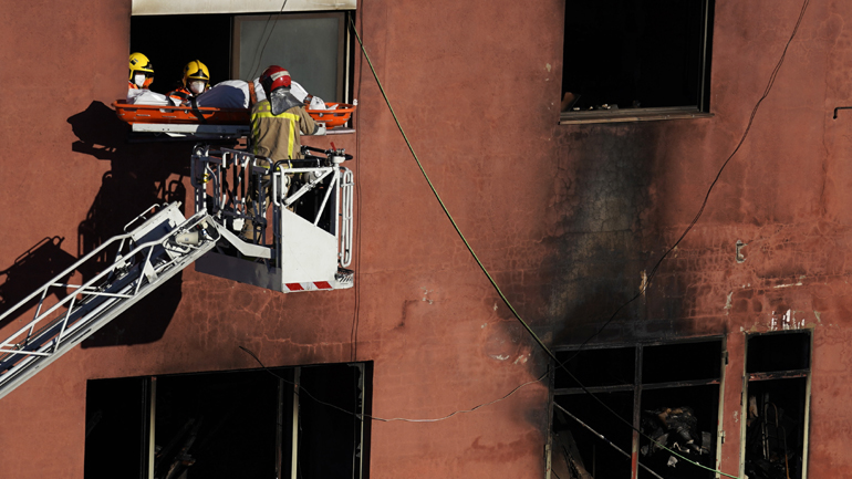 Ισπανία: Τρεις νεκροί και 23 τραυματίες από πυρκαγιά σε αποθήκη όπου διέμεναν μετανάστες