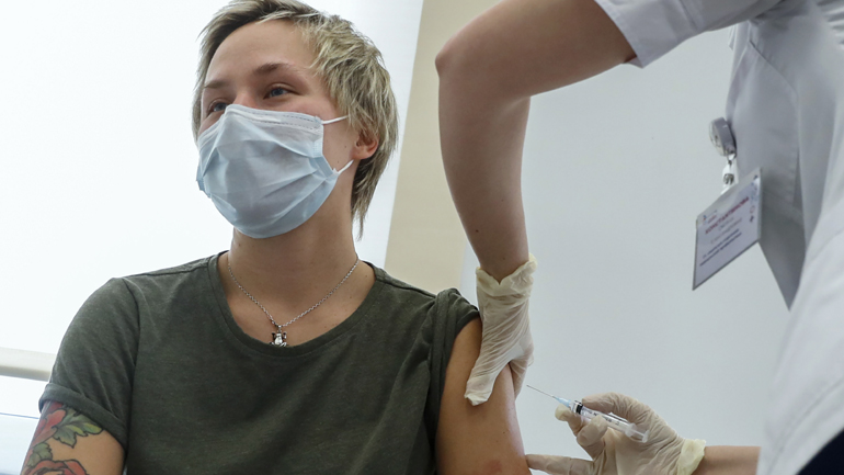 Covid-19: Περισσότεροι από 150.000 Ρώσοι έχουν εμβολιαστεί με το Sputnik-V