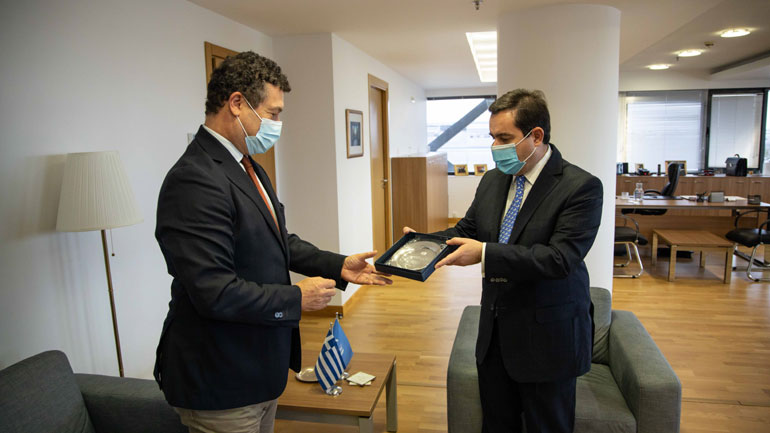 Συνάντηση Μηταράκη με τον απερχόμενο επικεφαλής της Ύπατης Αρμοστείας του ΟΗΕ